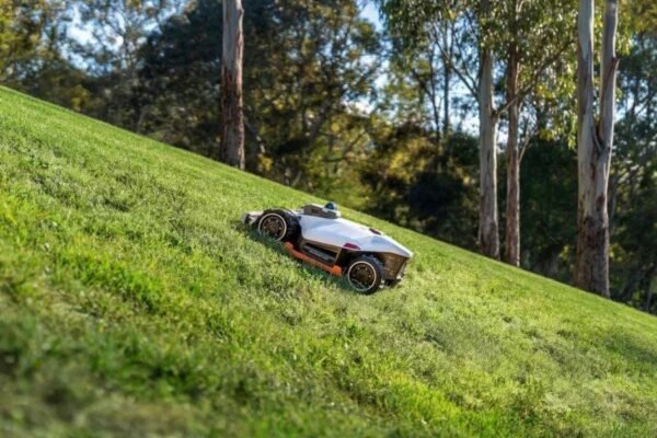 MAMMOTION LUBA 3 AWD 3000 Robot Lawn Mower Multi-zone & No-go-zone Management - Image 2