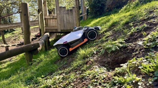 LUBA 3 AWD 3000 2026 Best Mower for Steep Hills - Image 2